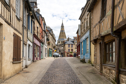 Stra&szlig;e in Domfront mit Blick auf die Kirche