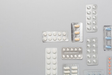 Pills in blister packaging on color background, top view - obrazy, fototapety, plakaty