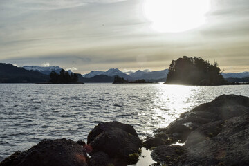 atardecer sobre el lago con nubes