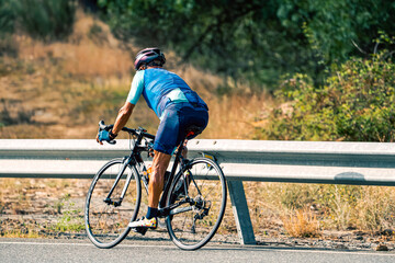 ciclista pedaleando