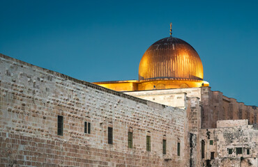 Al Aqsa Mosque on the Temple Mount in the Old Town of Jerusalem, Israel. View on the ancient mosque along southern wall of al-Haram al-Sharif, silver dome of Al-Aqsa in evening gold illumination. - 670694529