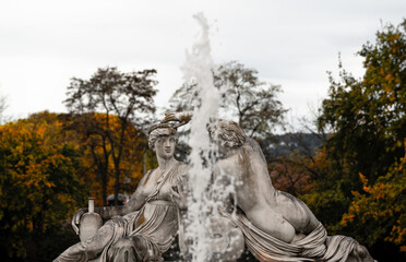 Springbrunnen und Skulptur im Park