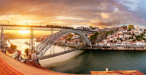 Sunset, Ponte Dom Luis I, Luis I Bridge.Porto Metro Train crossing..Porto, Oporto, Portugal, Europe - obrazy, fototapety, plakaty