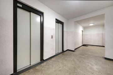 Winda w klatce schodowej bloku mieszkalnego © arteffect.pl