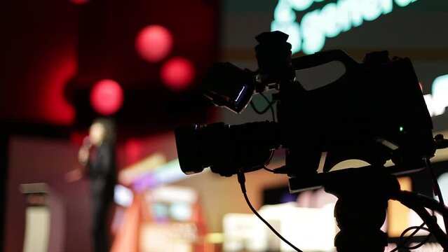 silueta de camara en programa de televisi&oacute;n