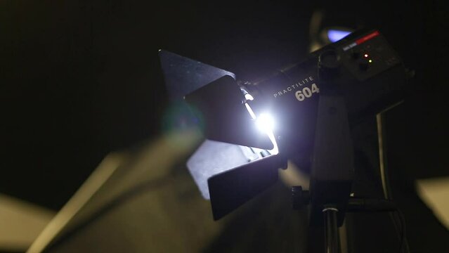 lampara de luz incandescente en set de televisi&oacute;n