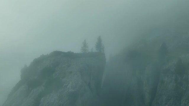 Paesaggio dall'alto con la nebbia sulle montagne delle Dolomiti nelle Alpi italiane con drone