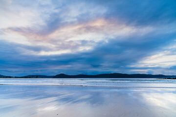 Obraz premium Rainy day sunrise at the beach