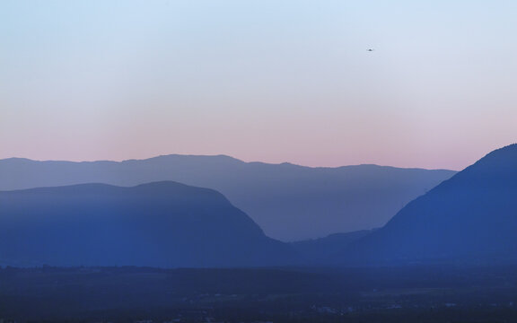 cr&eacute;puscule sur le pays de Gex