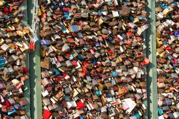 Obraz premium Many locks hang on the Hohenzollern bridge