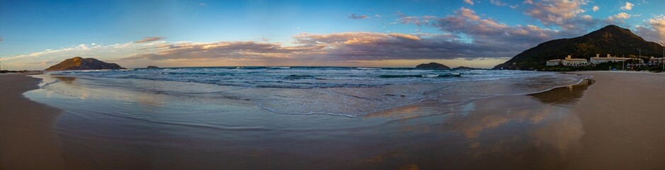 paisagem panorâmica da praia do Santinho no pôr-do-sol da cidade de Florianópolis Santa Catarina...
