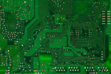 Detalle de múltiples de circuitos impresos de una placa electrónica de color verde	