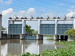 Fototapeta na wymiar the water bridge is built on the canal