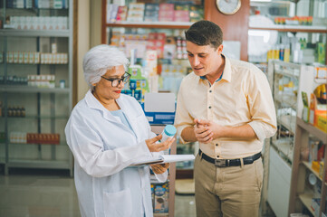 Obraz premium Pharmacist giving advice And advice for patients who come to buy Medicine, Drugs, Vitamins products, according to prescriptions in modern pharmacies.