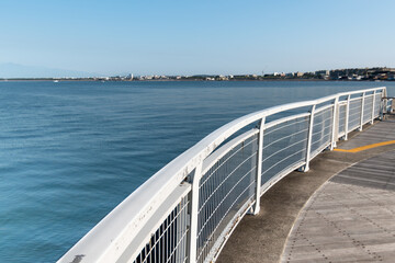 プロムナードの白いフェンス