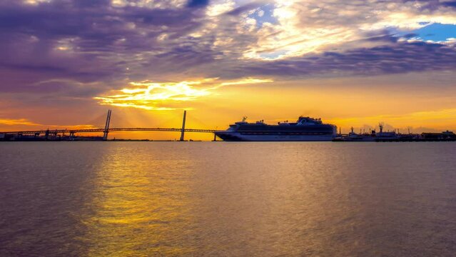 横浜港の朝陽と流れ来る雲（ベイブリッジと大型客船：ZOOM：タイムラプス）