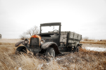 A black forgotten truck from the 1940s