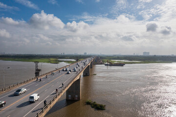 Obraz premium Vinh Tuy bridge crossing Red river in Hanoi