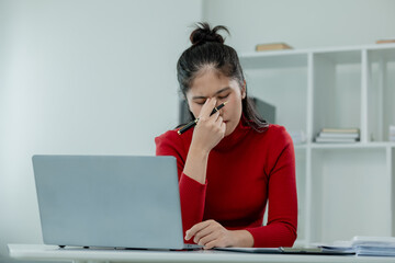 Sitting in the office with stress, Stress occurs while working in a startup company, Long hours of work due to having to find a lot of information to present, stress idea.