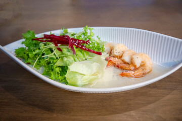 한국의 맛있는 음식인 샐러드와 새우 입니다.