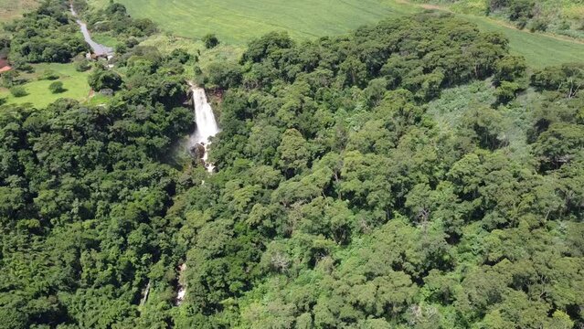Cachoeira na mata