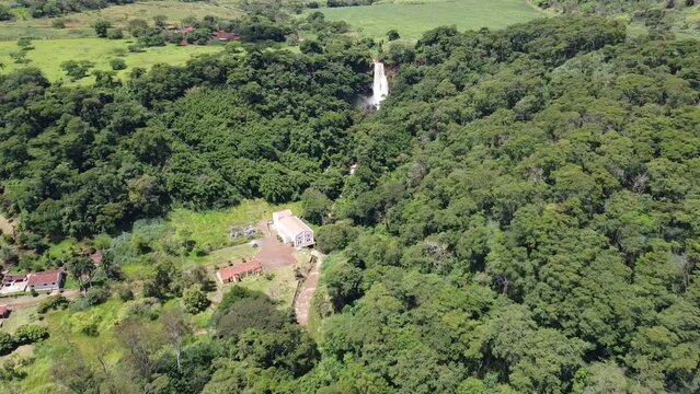 Cachoeira na mata