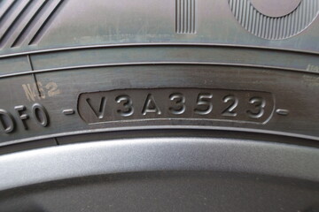 タイヤの4桁の数字　アップ © sakura