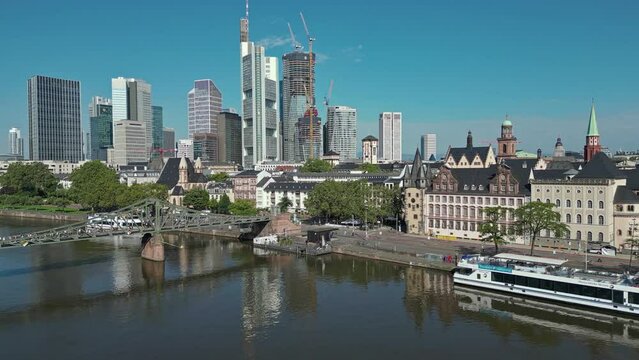 Eiserner Steg footbridge spanning the River Main in the city of Frankfurt