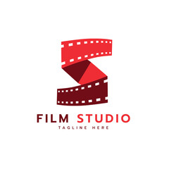 Fototapeta na wymiar Film studio creative simple letter mark S logo design minimal and modern design for cinema and movie multimedia and production industry 