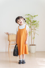 子供の夏服秋服ファッションコーディネート全身（縦向き）.