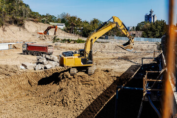 Obraz premium An excavator digging on a construction site.