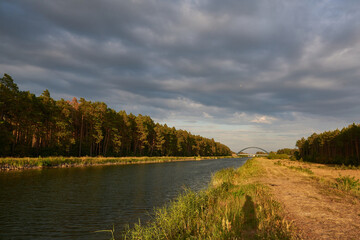 Fototapeta na wymiar Herbst am Niederfinow Kanal 