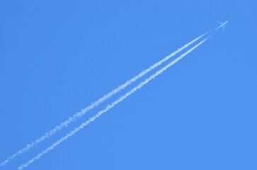 快晴の青空と飛行機雲