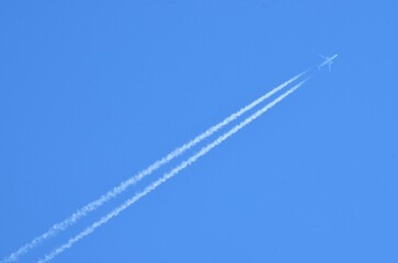 快晴の青空と飛行機雲