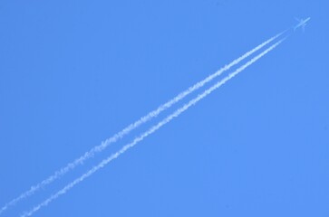 快晴の青空と飛行機雲