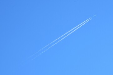 快晴の青空と飛行機雲