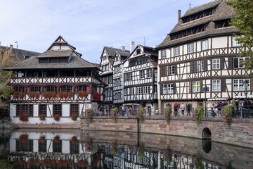 Maisons à colombages dans le quartier de la Petite France au bord de la rivière Ill à Strasbourg