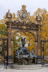 Grilles de la Place Stanislas avec des arbres aux couleurs d'automne en arrière plan