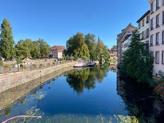 Obraz premium reflection in the river Ill in strabsourg