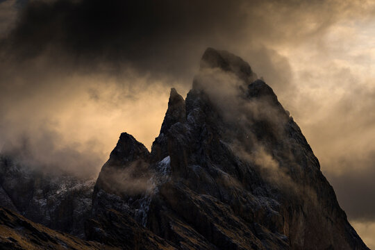 Vue sous les nuage de Seceda dans le groupe Odle dans le val Gardena