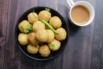 Dry Kachori is a deep fried crispy and crunchy balls of maida flour, stuffed with spicy mix of gram flour, sev, Lentils, Tamarind chutney and other Indian spices. A popular tea time snack. Copy Space - obrazy, fototapety, plakaty