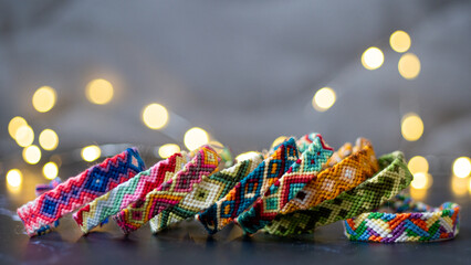 Fototapeta na wymiar Bracelets brésiliens - bracelets d'amitié colorés - créations artisanales