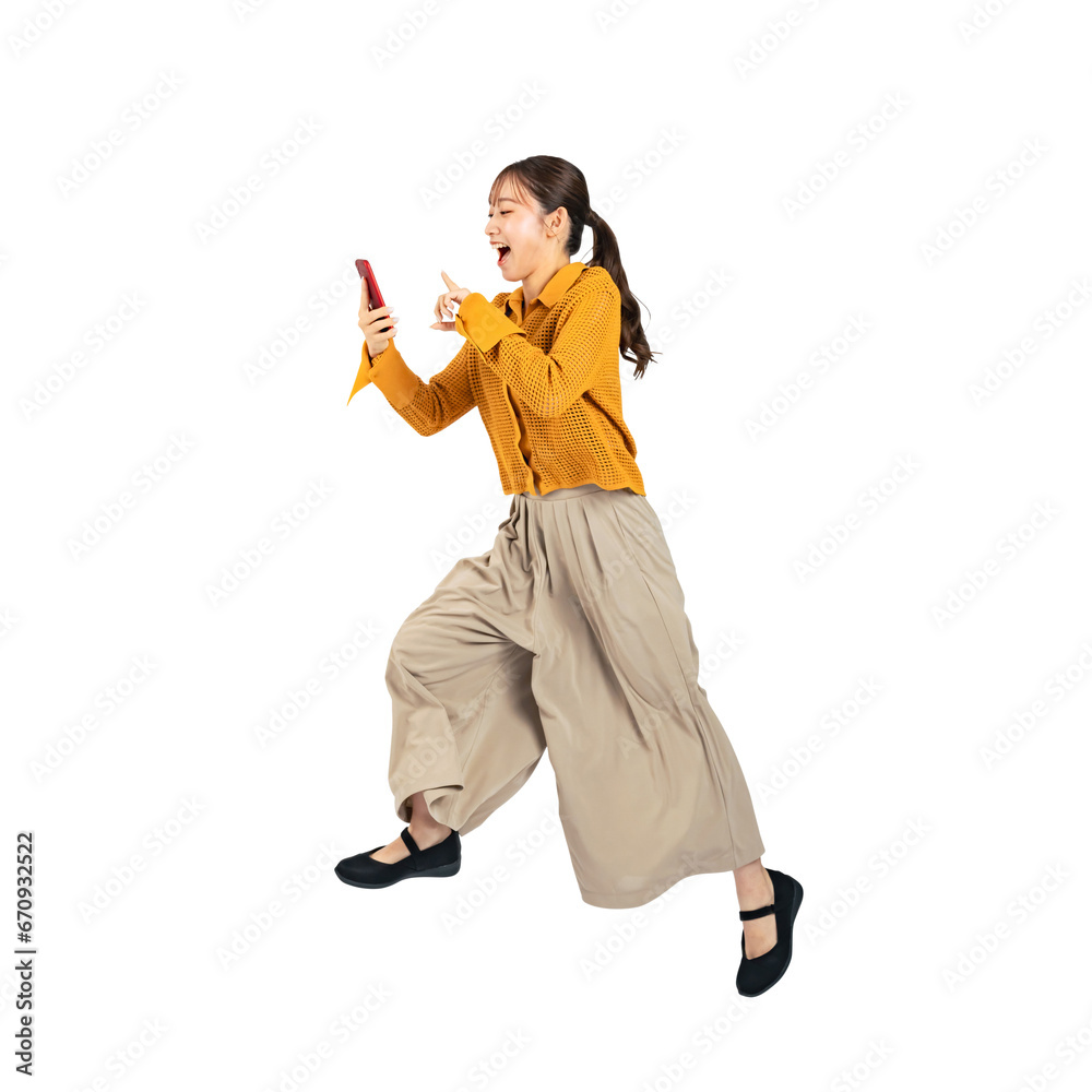 Poster スマホを使いながらジャンプするカジュアルウェアを着た女性　切り抜き背景透過写真png