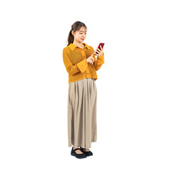 スマホを使う女性の全身写真　切り抜き背景透過写真PNG