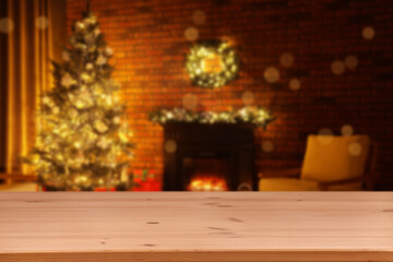Obraz premium Wooden table in room decorated for Christmas. Space for design