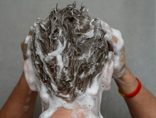 Szampon pieni się na męskich włosach pod prysznicem - obrazy, fototapety, plakaty