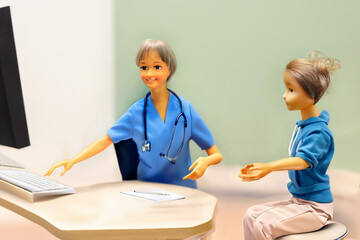 診察をする女性の医師