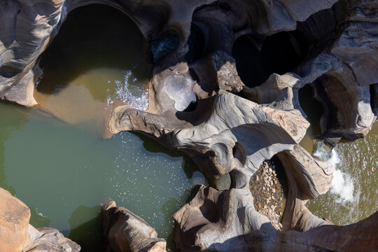 Kreisrunde Auswaschungen durch den Fluss im Blyde River Canyon