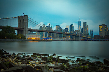 Skyline de Nueva York desde el Dumbo hasta el puerto de columnas 