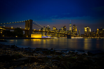 Skyline de Nueva York desde el Dumbo hasta el puerto de columnas
